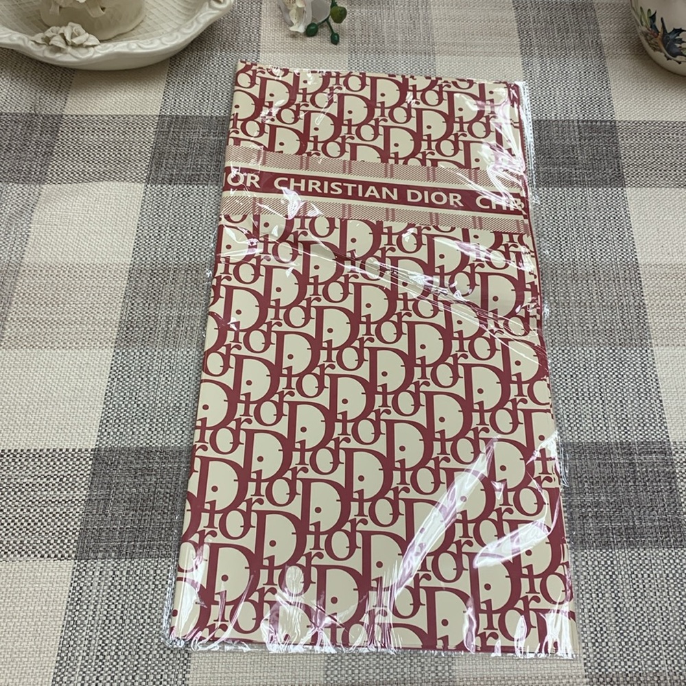 20 Sheets Dior Red/Cream
Flower Water Proof Flower Wrap
22"X22"